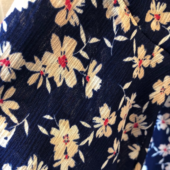 Floral boutique style bell sleeve top - Picture 5 of 6